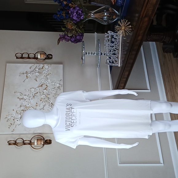 Victoria's Secret White Sleep Shirt. Size M/L - Picture 12 of 17